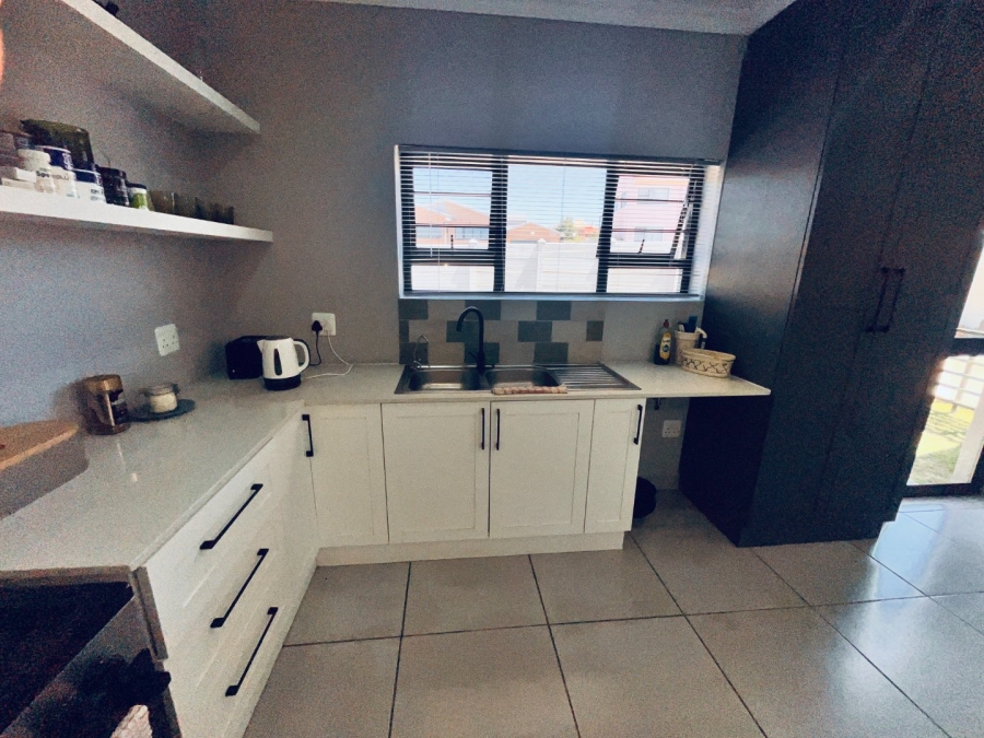 4 Bedroom Property for Sale in Wavecrest Eastern Cape